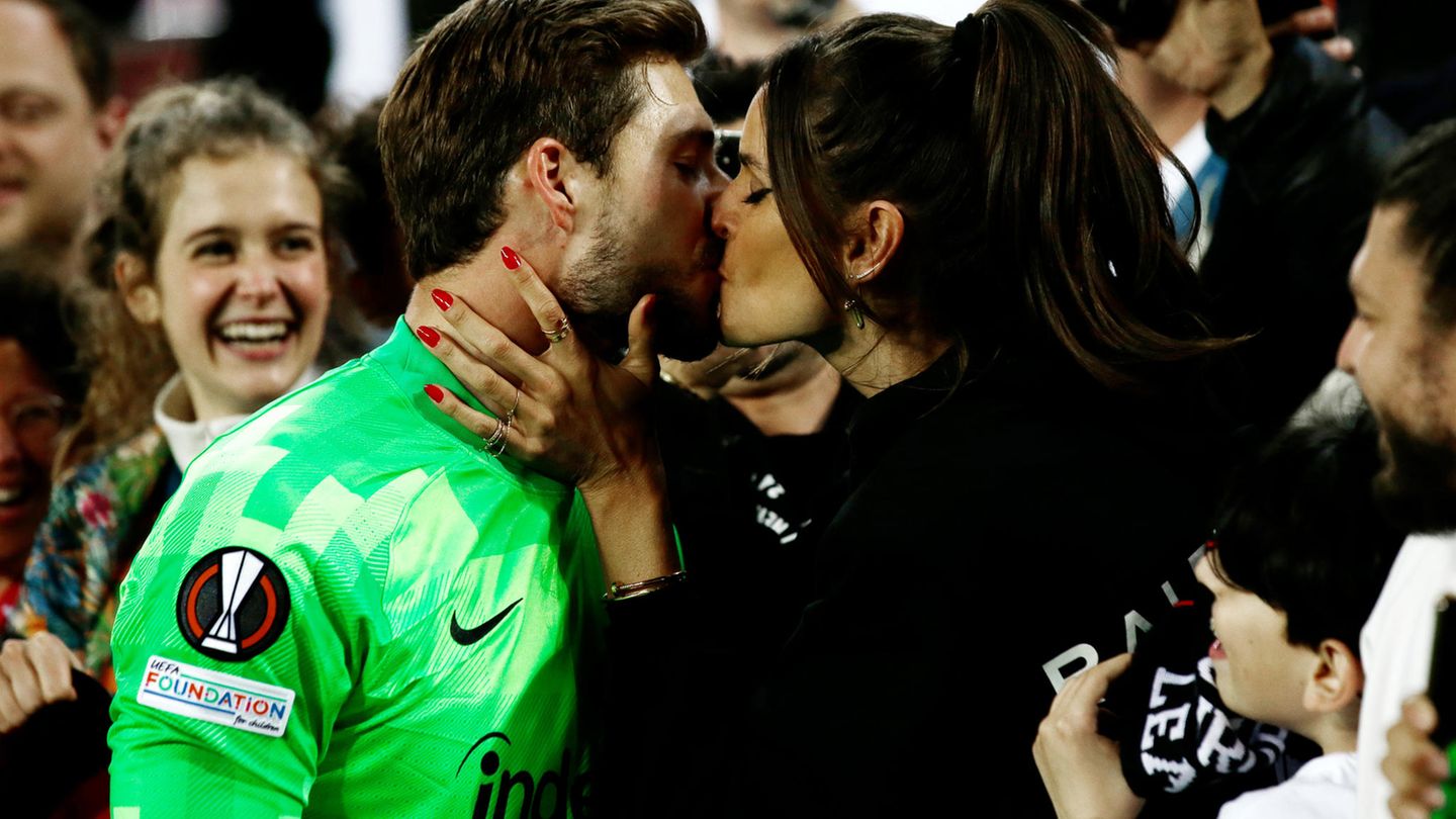 Für ihn gab es nach dem Spiel eine besondere Belohnung: Torhüter Kevin Trapp holt sich bei Freundin Izabel Goulart einen Kuss ab.