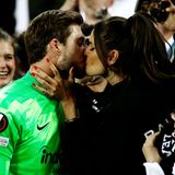 Für ihn gab es nach dem Spiel eine besondere Belohnung: Torhüter Kevin Trapp holt sich bei Freundin Izabel Goulart einen Kuss ab.