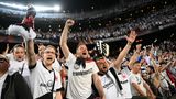 Der Äppelwoiexpress hat es offenbar bis nach Katalonien geschafft. Eintracht-Anhänger im Freudentaumel. Barcelona-Fans waren über die vielen Frankfurter im Stadion gar nicht begeistert, denn Tickets sind heiß begehrt.