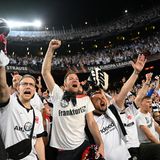Der Äppelwoiexpress hat es offenbar bis nach Katalonien geschafft. Eintracht-Anhänger im Freudentaumel. Barcelona-Fans waren über die vielen Frankfurter im Stadion gar nicht begeistert, denn Tickets sind heiß begehrt.