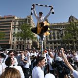 Wo gibt's die grüne Soße und den Handkäs'? Eintracht-Fans auf dem Weg ins Stadion. Die Party ging nach dem Sieg noch die ganze Nacht weiter.