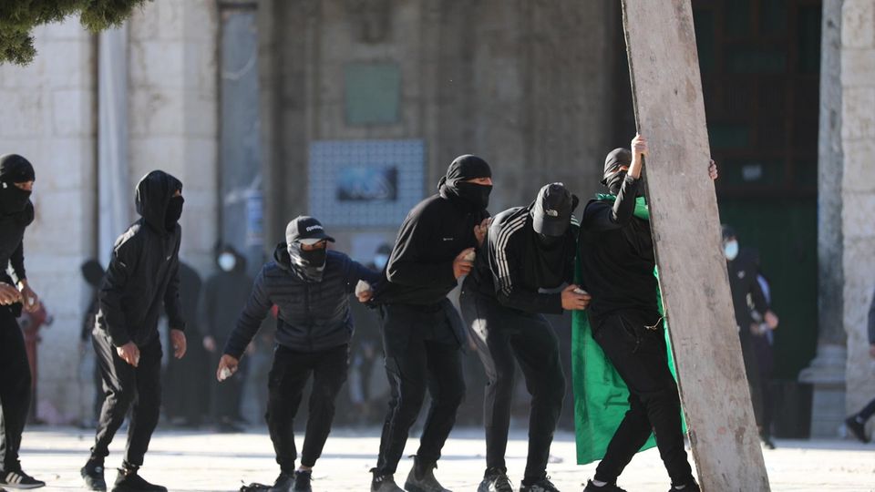 Demonstranten suchen auf dem Tempelberg Schutz vor den Gummigeschossen israelischer Sicherheitskräfte