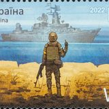 Mit dieser Briefmarke feiert Kiew den Kampf um die Schlangeninsel - im Hintergund die "Moskwa"