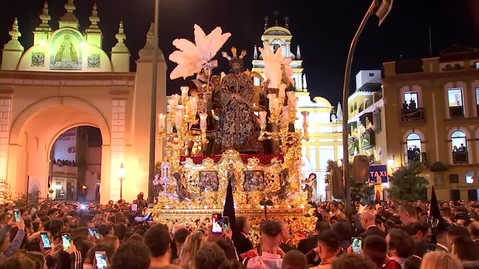 Höhepunkt der Karwoche: Nach zwei Jahren Corona-Pause: Feierliche "La Madruga"-Prozession zieht wieder durch Sevilla Höhepunkt der Karwoche: Nach zwei Jahren Corona-Pause: Feierliche "La Madruga"-Prozession zieht wieder durch Sevilla