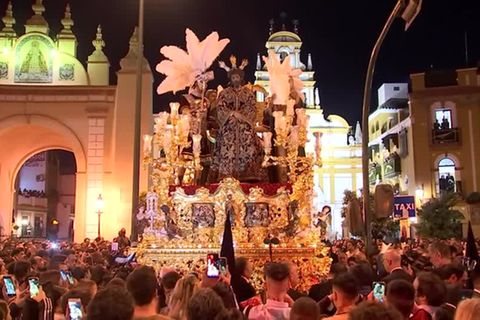 Höhepunkt der Karwoche: Nach zwei Jahren Corona-Pause: Feierliche "La Madruga"-Prozession zieht wieder durch Sevilla