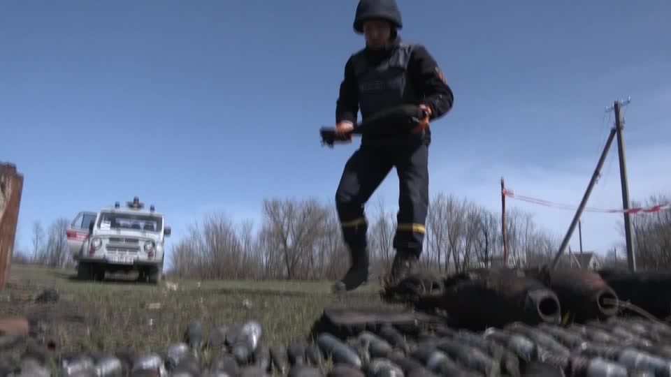 Ukraine-Krieg: Gefährliche Mission: Soldaten suchen nach Sprengfallen, Minen und scharfer Munition