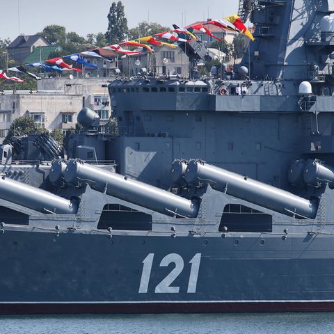 Die "Moskwa" bei einer Schiffsparade in Russland