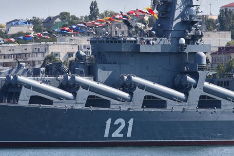 Die "Moskwa" bei einer Schiffsparade in Russland