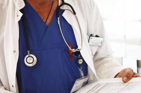 Arzt mit Stethoskop um den Hals