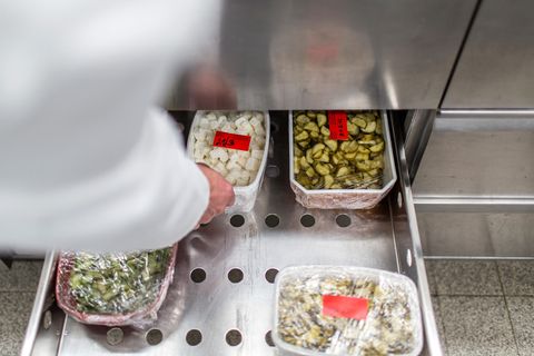 Lebensmittelkontrolleur überprüft abgepacktes Essen