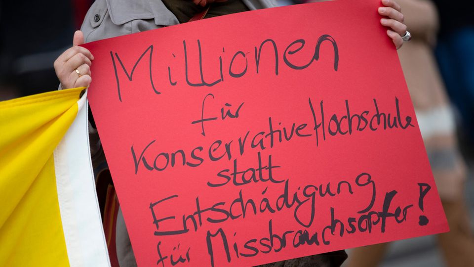 Erzbistum Köln Priester Plakat, auf dem Vorwürfe an das Erzbistum Köln zu lesen sind