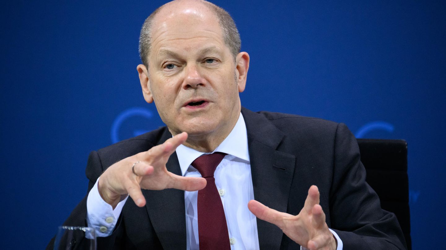 Olaf Scholz bewegt Hände abwägend