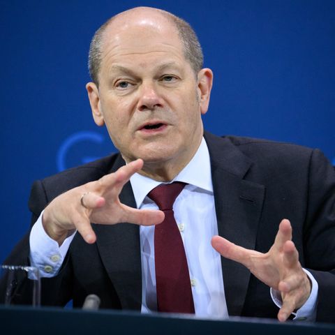 Olaf Scholz bewegt Hände abwägend
