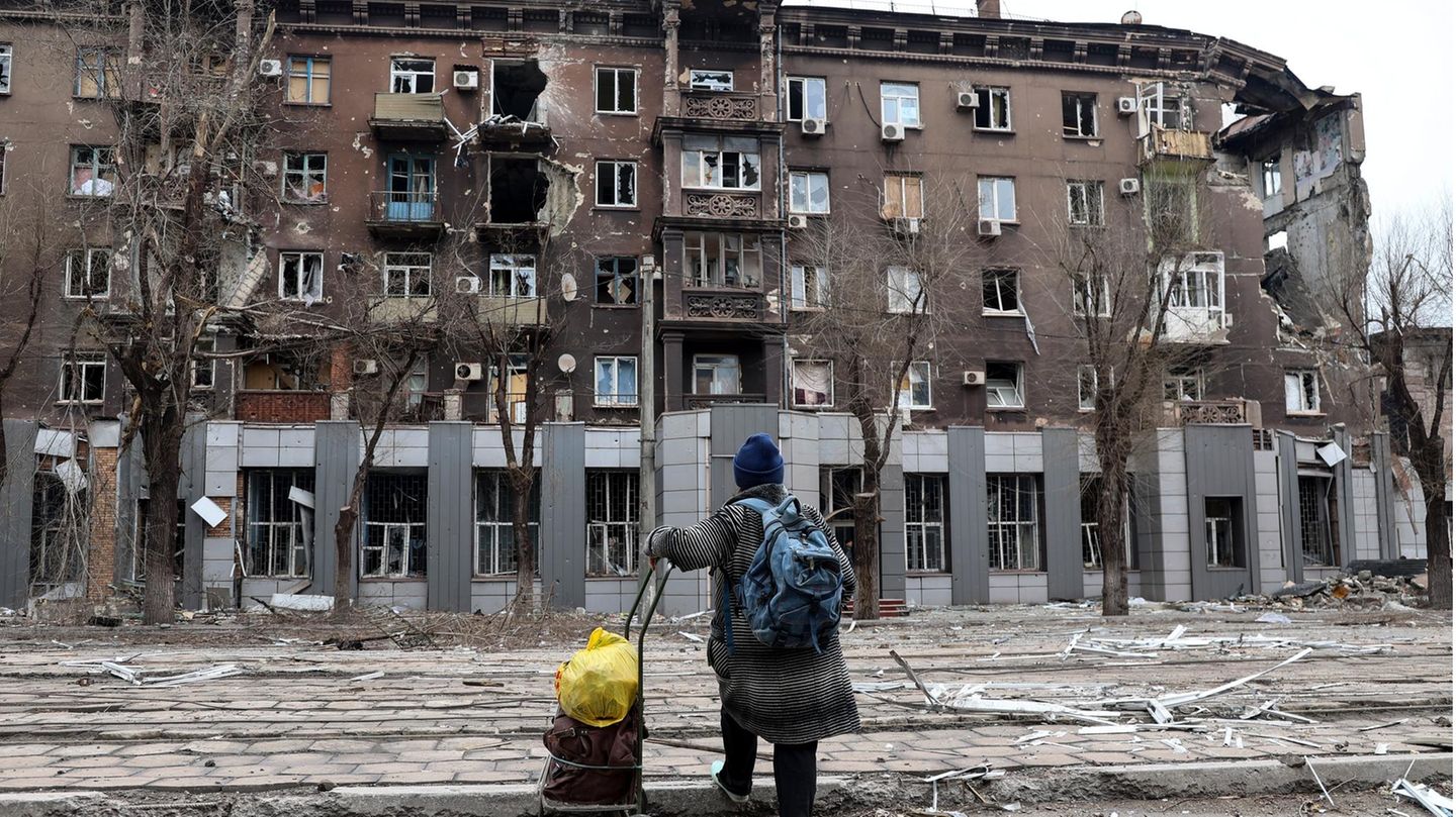 Ukraine War: Russia issues ultimatum to Ukrainian troops in Mariupol