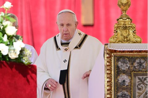 Papst Franziskus bei der Ostermesse auf dem Petersplatz in Rom