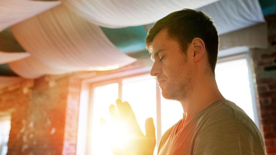 Yoga Achtsamkeit Mann mit gefalteten Händen vor der Brust