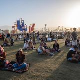 Gäste sitzen auf der Wiese beim Coachella