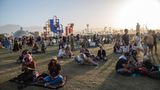Gäste sitzen auf der Wiese beim Coachella