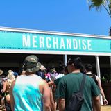 Besucher vor dem Merchandise-Stand