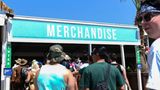Besucher vor dem Merchandise-Stand