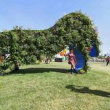 Eine Frau posiert vor dem bepflanzten Hund