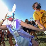 Zwei Besucher tragen Masken