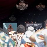 Fans tanzen vor der Bühne