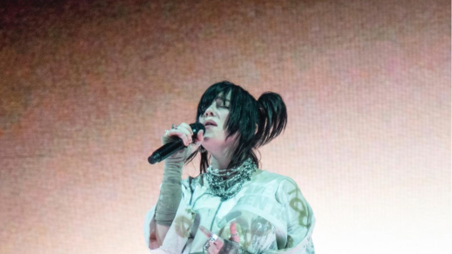 Sängerin Billie Eilish performt
