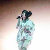 Sängerin Billie Eilish performt