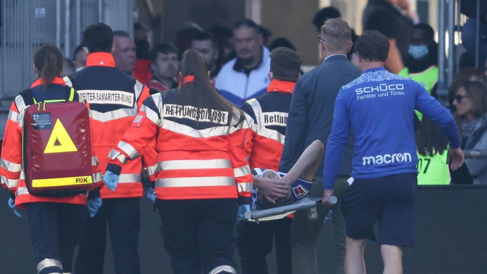 Fabien Kunze von Bielefeld wird aus dem Stadion getragen Fabien Kunze von Bielefeld wird aus dem Stadion getragen