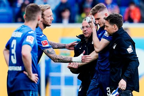 Schwer verletzt wird der Hoffenheimer Stefan Posch vom Feld geführt