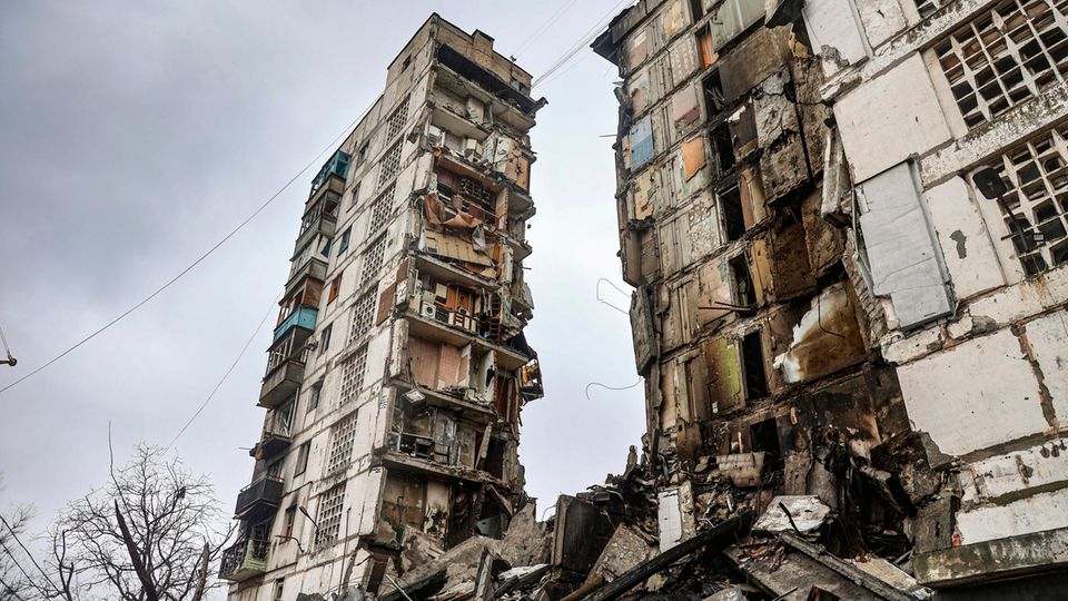 Ein völlig zerstörte Haus steht im Osten Mariupols. Laut der ukrainischen Regierung plant Russland die "Auslöschung" der Stadt.