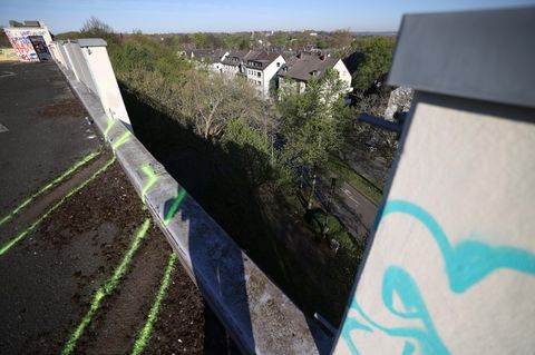 Das oberste Deck des Parkhauses, von dem die beiden Jugendlichen gestürzt sind. Spuren des Unfallwagens sind markiert.