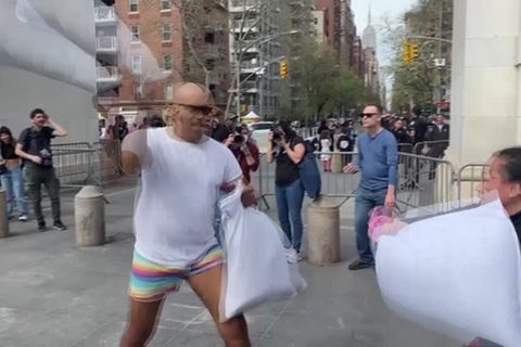 Video: Kissenschlacht in New York