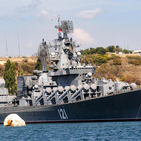 Die "Moskwa" auf einer Archivaufnahme im Hafen von Sewastopol