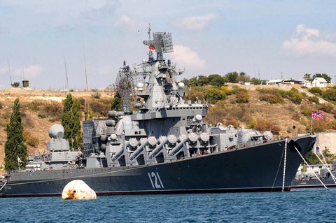Die "Moskwa" auf einer Archivaufnahme im Hafen von Sewastopol