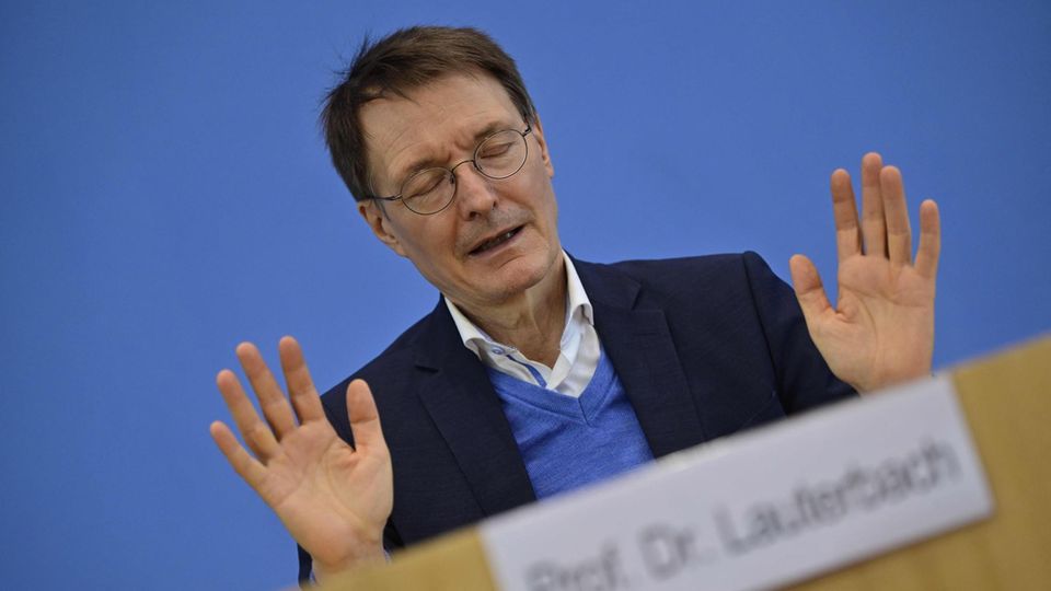 Gesundheitsminister Karl Lauterbach mit erhobenen Händen und geschlossenen Augen