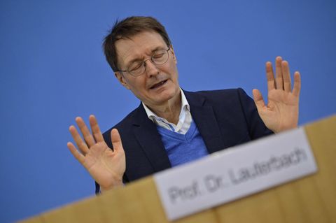 Gesundheitsminister Karl Lauterbach mit erhobenen Händen und geschlossenen Augen