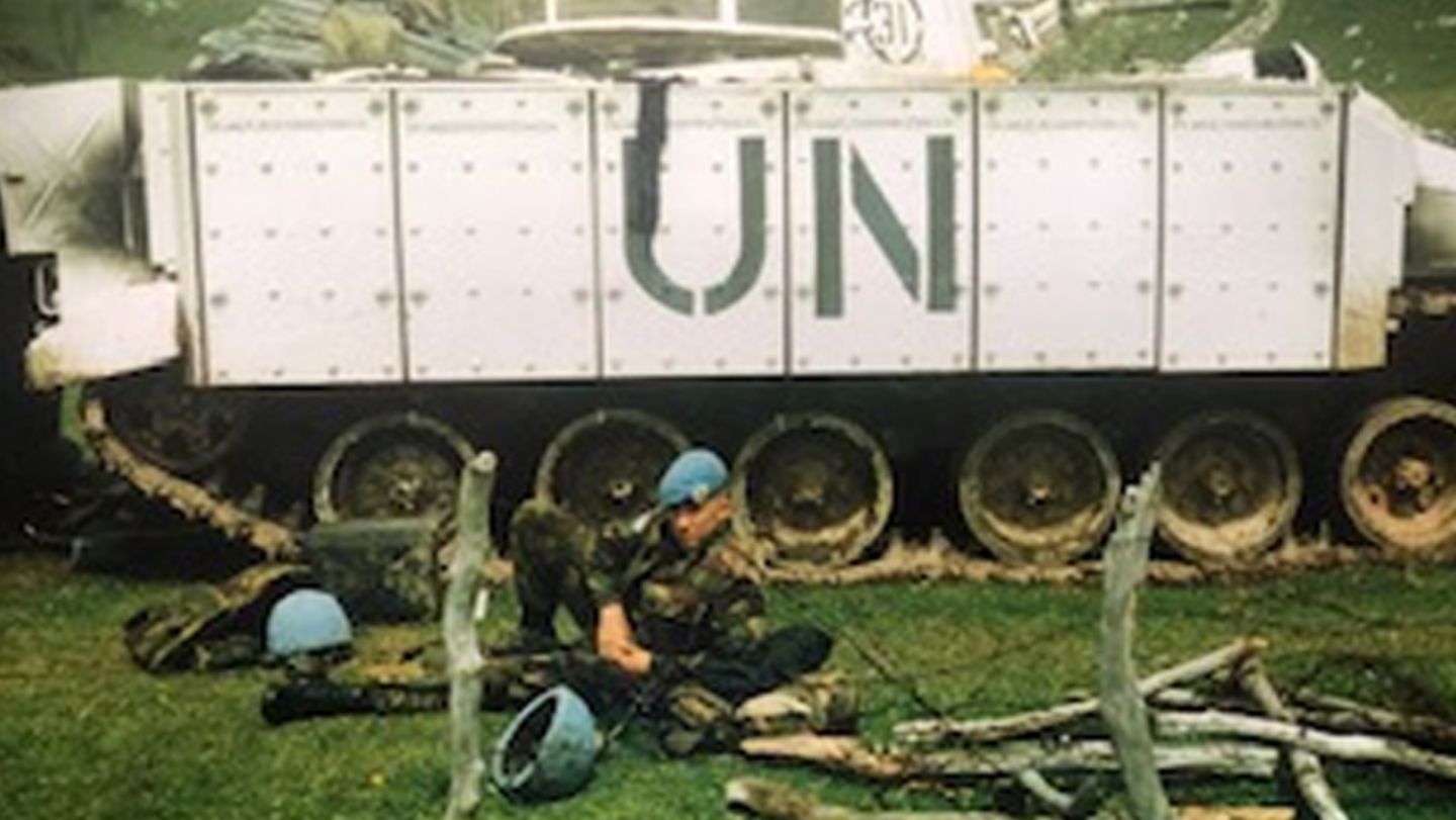 Privates Foto des Briten Shaun Pinner vor einem Panzer der UN-Blauhelme
