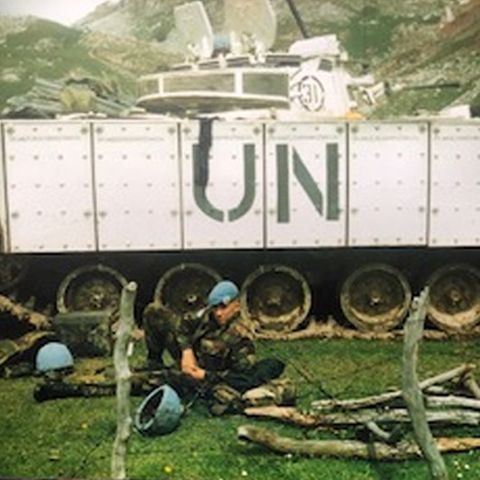 Privates Foto des Briten Shaun Pinner vor einem Panzer der UN-Blauhelme