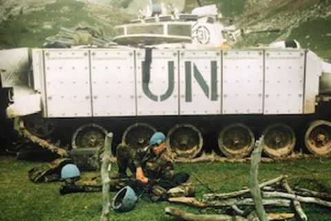 Privates Foto des Briten Shaun Pinner vor einem Panzer der UN-Blauhelme