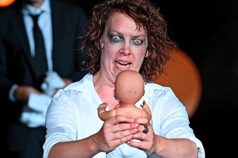 Lina Beckmann in ihrer Theaterrolle in "Richard the Kid & the King"