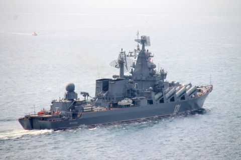 Die "Moskwa" auf dem Weg durch den Bosporus ins Mittelmeer
