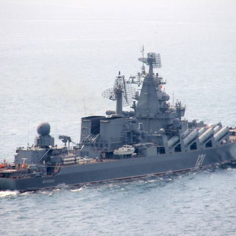 Die "Moskwa" auf dem Weg durch den Bosporus ins Mittelmeer