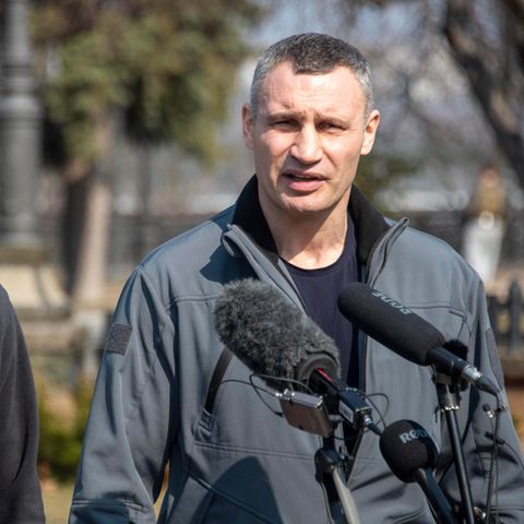 Vitali und Wladimir Klitschko stehen vor mehreren Mirkofonen