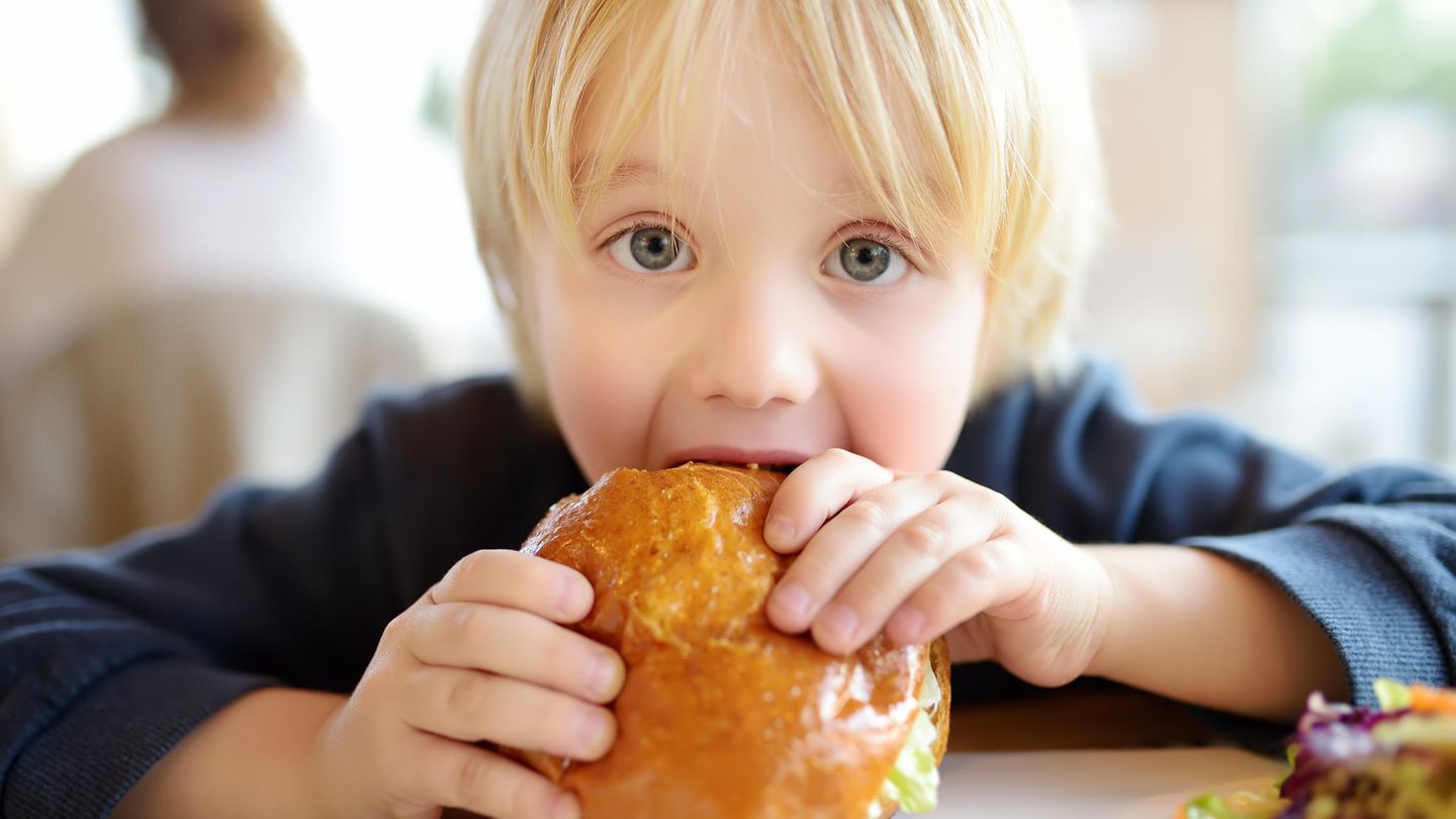 Ein Junge isst einen Burger: Symbolfoto für Artikel über Restaurant Schipperhus