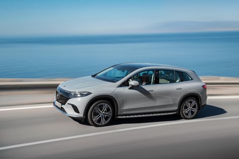 Der Mercedes EQS SUV fährt auf einer Straße entlang