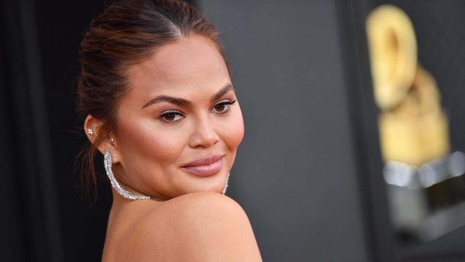 Chrissy Teigen Zeigt Sich Vollkommen Nackt Auf Instagram Sternde 