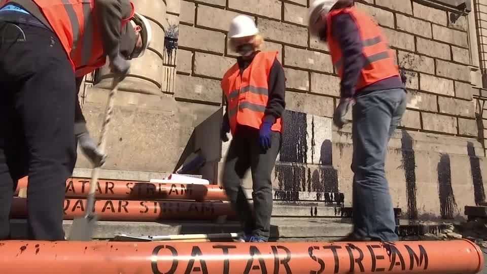 Video: Klimaschützer protestieren gegen Gaslieferung aus Katar