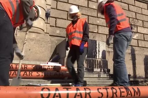 Video: Klimaschützer protestieren gegen Gaslieferung aus Katar